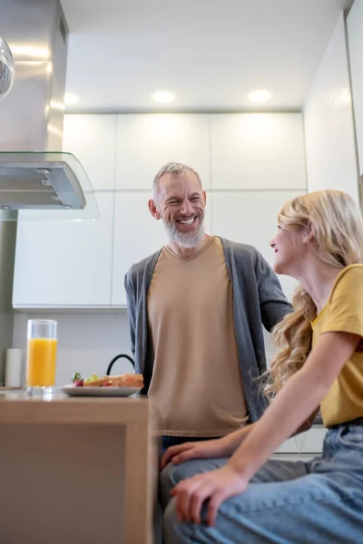 A father and a daughter in the kitchen having breakfast — Stock Photo, Image