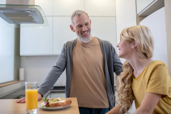 Un padre y una hija en la cocina desayunando — Foto de Stock