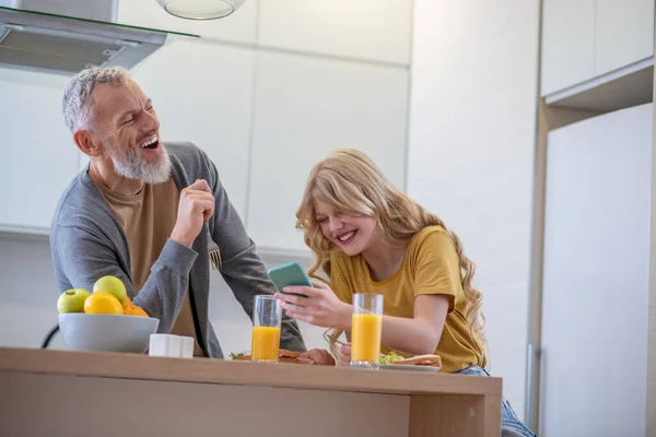 Pappa gör frukost åt sin dotter. — Stockfoto