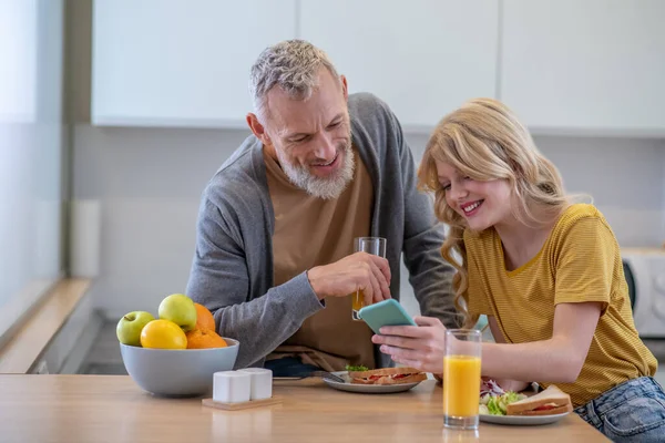 Dad making breakfast for his daughter — Stock Photo, Image