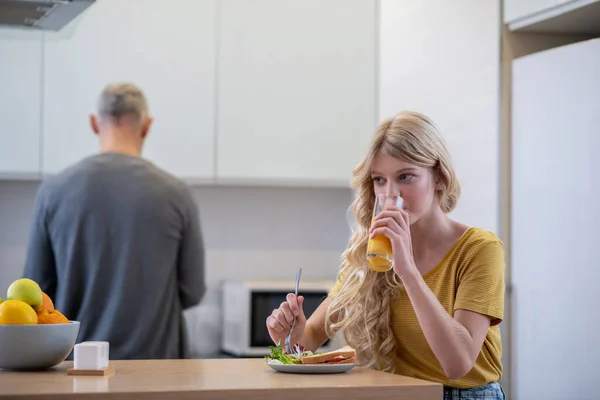 Papá haciendo el desayuno para su hija — Foto de Stock