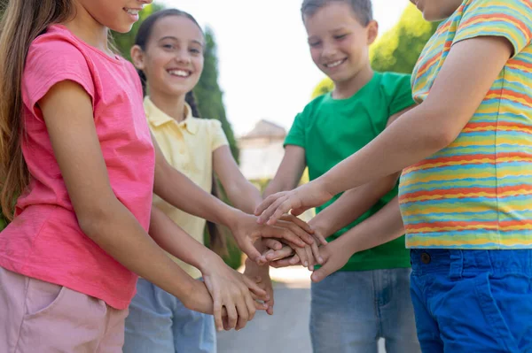 Niños y niñas extendieron los brazos como signo de amistad — Foto de Stock