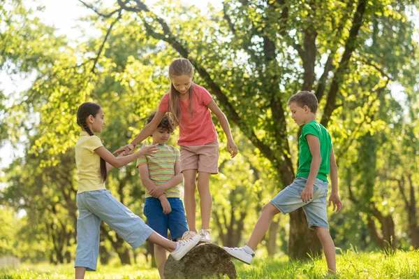 Dívky a chlapci tráví volný čas v parku — Stock fotografie