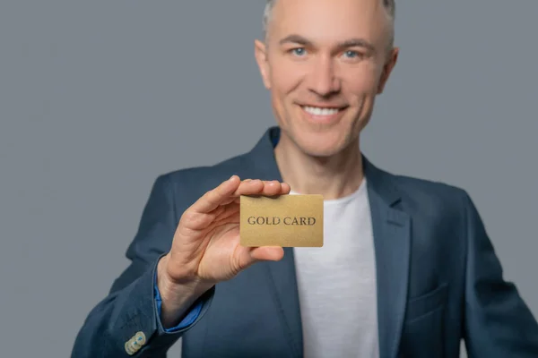 성공 한 사람의 손에 있는 신용 카드 — 스톡 사진