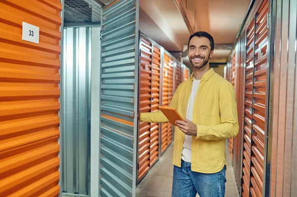 Feliz hombre abriendo la puerta al contenedor del almacén — Foto de Stock