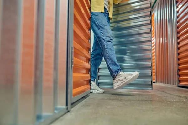 Nohy muže vycházejícího z garážových vrat — Stock fotografie