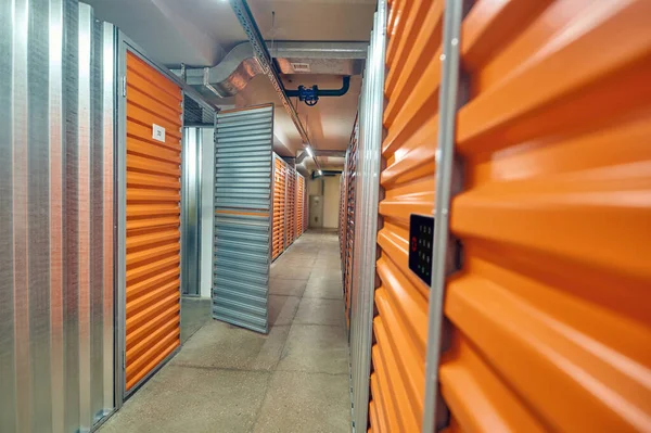 Открыть дверь в современных коробках хранения на складе — стоковое фото