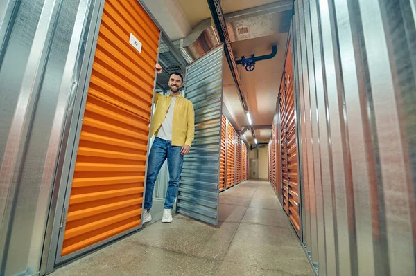 Hombre alegre de pie en la salida de la caja de garaje — Foto de Stock