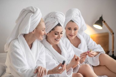 Kozmetik bölümünde üç güzel kadın