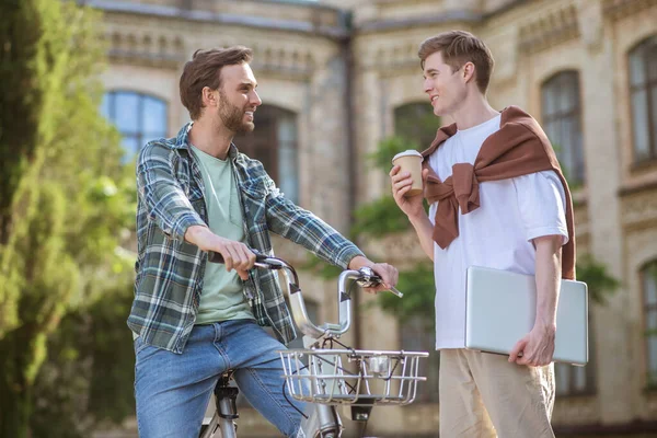 Dos amigos pasando tiempo juntos y luciendo alegres — Foto de Stock