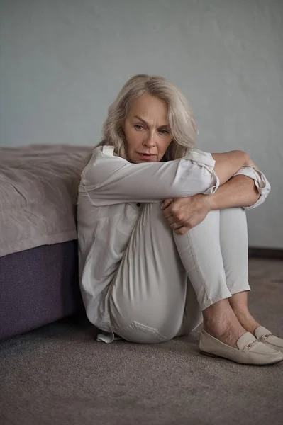 Розчарована дозріла кавказька жінка, яка страждає від депресії — стокове фото