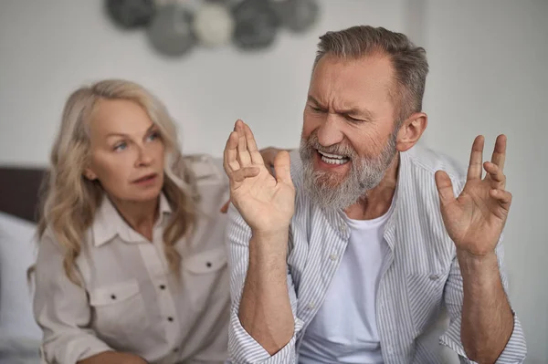 Marido irritado tendo uma discussão com sua esposa — Fotografia de Stock