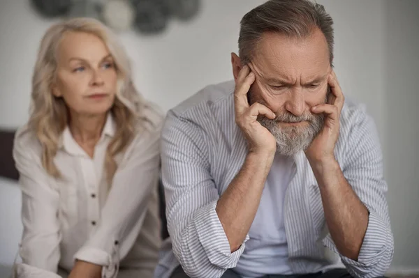 Pareja casada madura guardando silencio después de una discusión — Foto de Stock