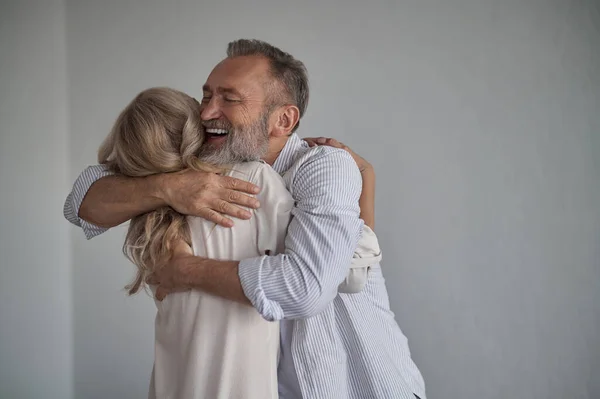 Щасливий чоловік обіймає дружину після їх возз'єднання — стокове фото