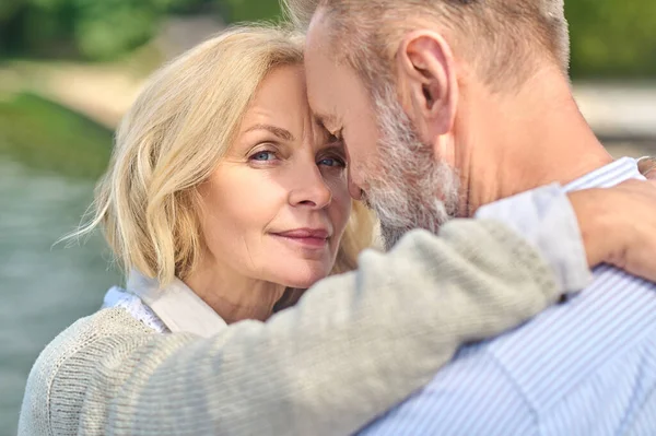 Mujer con mirada feliz abrazando al hombre — Foto de Stock