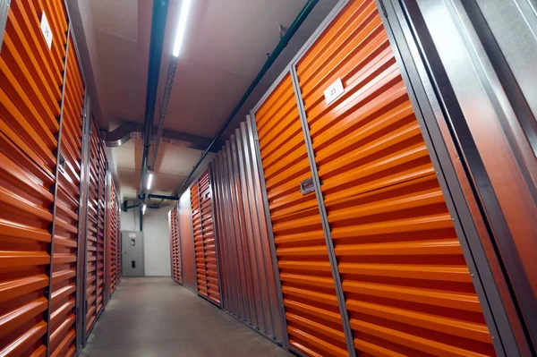 Garaje cerrado seguro compartimentos de almacenamiento en el almacén — Foto de Stock