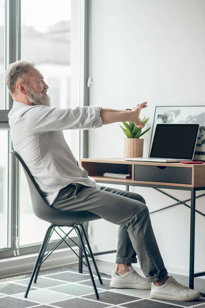 A mature self-employed man working at home and looking tired — Stock Photo, Image