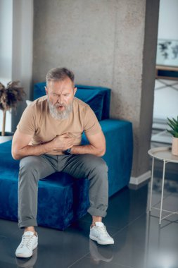 Mide ağrısı çeken olgun bir adam.