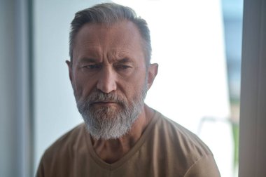 Üzgün sakallı olgun erkek düşüncelere daldı.