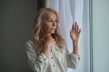 Çekici, kederli kadın bir sorun üzerinde kafa yoruyor.