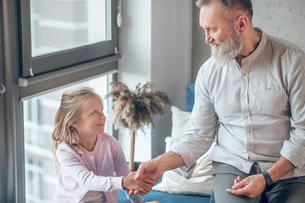 Una pequeña chica linda buscando feliz pasar tiempo con su padre —  Fotos de Stock