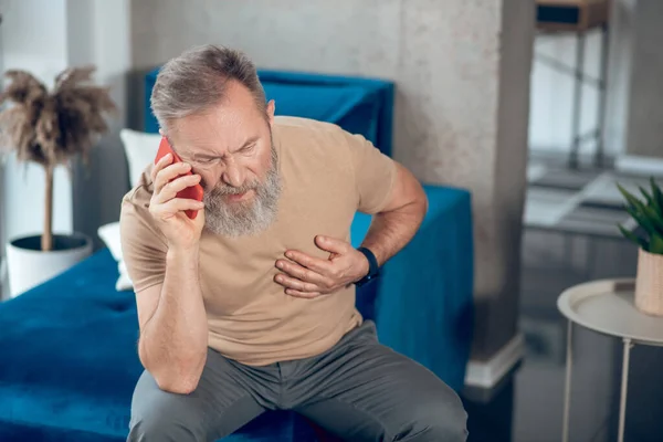 Бородатий чоловік середнього віку має серцевий напад — стокове фото