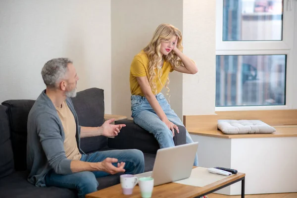 Dad and his daughter at home having a discussion — Stock Photo, Image
