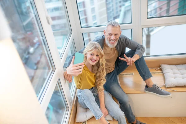 En gråhårig mogen man och hans dotter mår bra tillsammans — Stockfoto