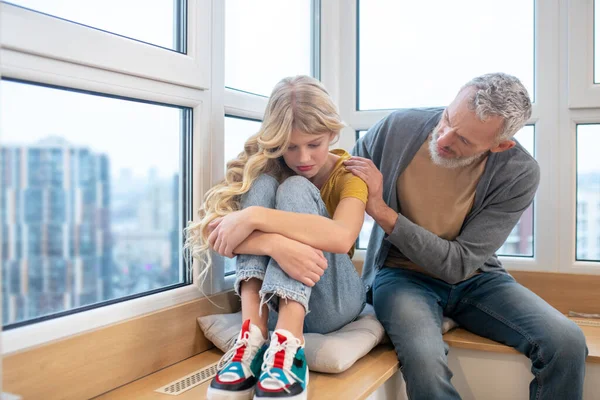 Een tienermeisje voelt zich van streek en haar vader steunt haar — Stockfoto