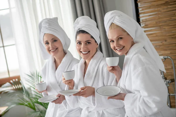Tres adorables novias adultas en el spa — Foto de Stock