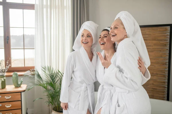 Śmiejące się kobiety w szlafrokach i ręcznikach — Zdjęcie stockowe