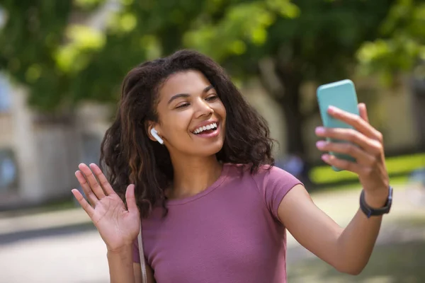 Giovane ragazza carina dalla pelle scura nel parco — Foto Stock