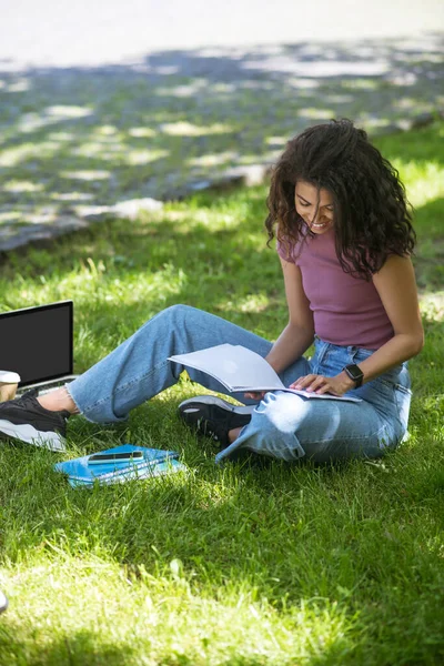 一个在公园里学习的黑皮肤女孩 — 图库照片