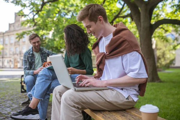 Studenten studeren in het park en kijken betrokken — Stockfoto