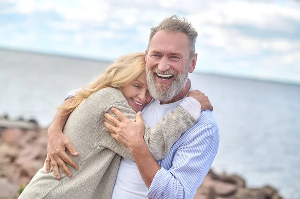 Feliz hombre y mujer adultos abrazándose — Foto de Stock