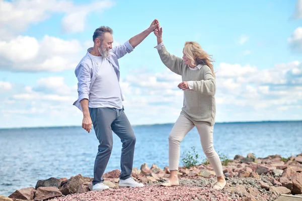 Optimistische Mann und Frau auf Spaziergang in der Nähe des Meeres — Stockfoto