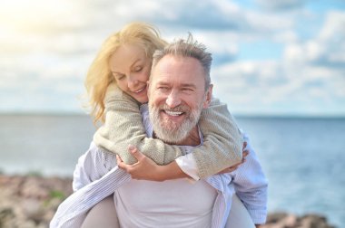 Neşeli erkek ve kadın dışarıda eğleniyor.