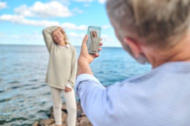 Kadın odaklı akıllı telefonu tutan adam.