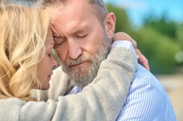 Pareja madura con los ojos cerrados al aire libre — Foto de Stock