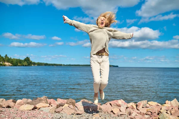 Slim ładna kobieta skacze na wybrzeżu — Zdjęcie stockowe