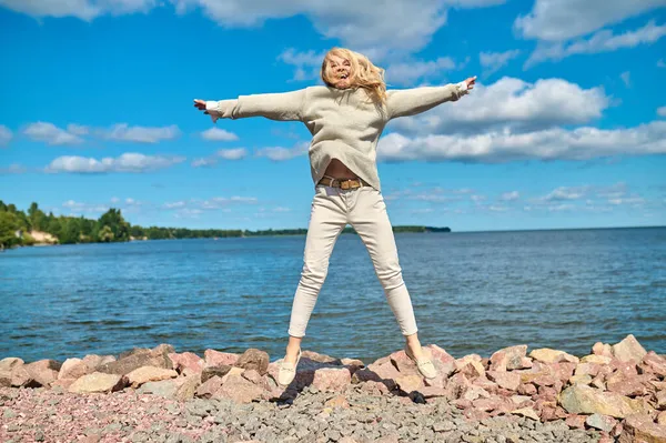 Energisk kvinna när du hoppar på stranden — Stockfoto
