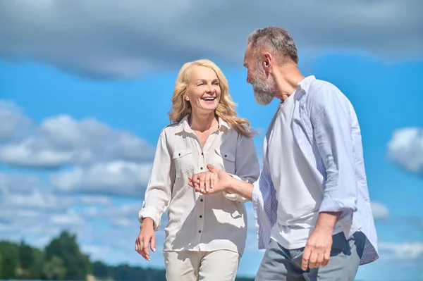 Feliz alegre hombre y mujer caminando en la naturaleza — Foto de Stock