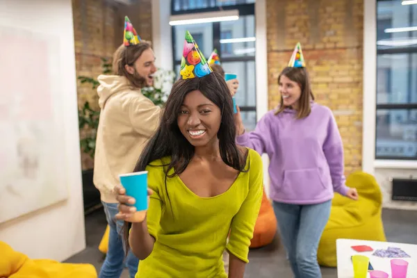 Jovens comemorando no escritório e parecendo felizes e apreciados — Fotografia de Stock