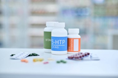 Çeşitli paketlerdeki ilaçlar ve vitaminler