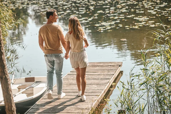 Kembali pandangan laki-laki dan perempuan berjalan menuju sungai — Stok Foto