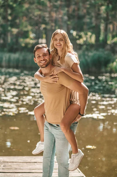 Mann hält Frau auf dem Rücken — Stockfoto