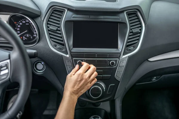 Kobiet ręka dotykając deski rozdzielczej w samochodzie — Zdjęcie stockowe