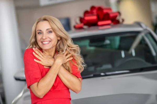 Όμορφη ξανθιά γυναίκα ευχαριστημένος με δωρεά αυτοκινήτου — Φωτογραφία Αρχείου