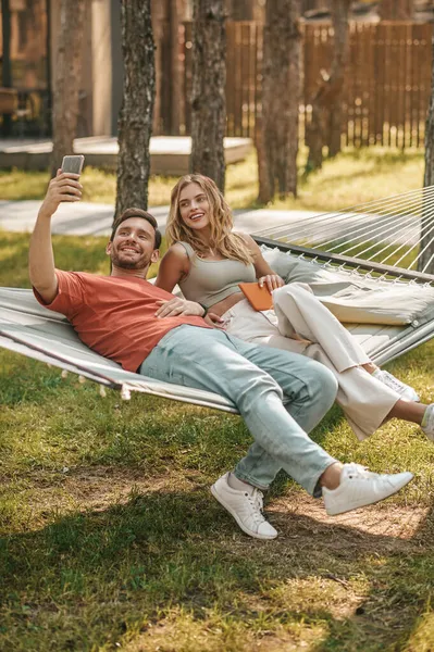 Adam hamakta kadınla selfie çekiyor. — Stok fotoğraf