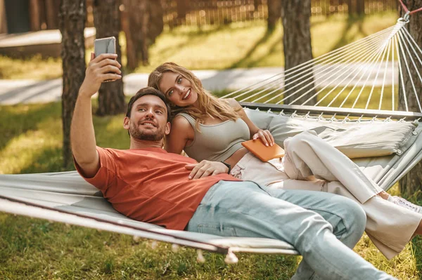 Jovem alegre homem e mulher tomando selfie — Fotografia de Stock